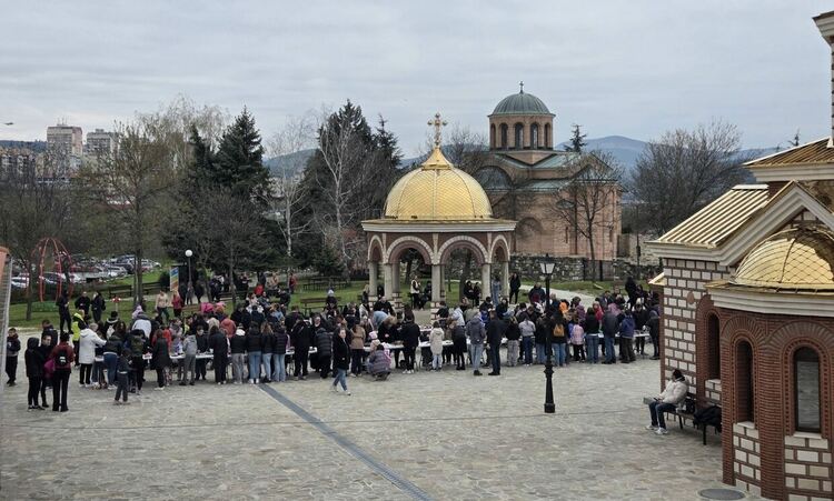 190 деца боядисваха яйца на Велика Събота в манастира "Свети Йоан Предтеча"в Кърджали/снимки/