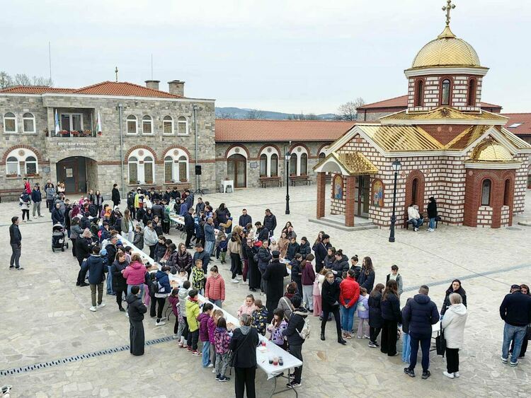 190 деца боядисваха яйца на Велика Събота в манастира "Свети Йоан Предтеча"в Кърджали/снимки/