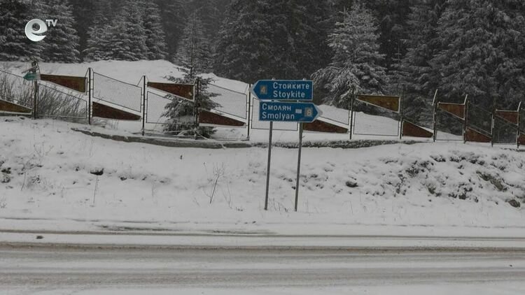 Зимата не иска да си тръгне от планината &ndash; пътищата по високите смолянски проходи са заснежени