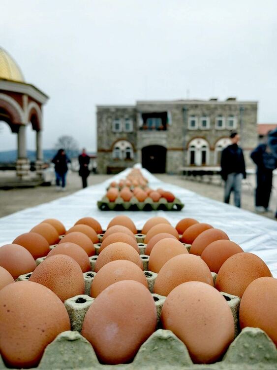 190 деца боядисваха яйца на Велика Събота в манастира "Свети Йоан Предтеча"в Кърджали/снимки/