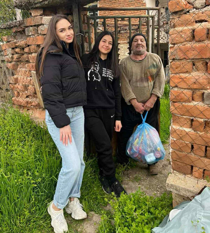 Преди Великден: Раздадоха 1 000 пакета на хора в нужда