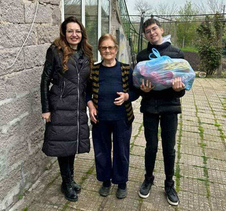 Преди Великден: Раздадоха 1 000 пакета на хора в нужда