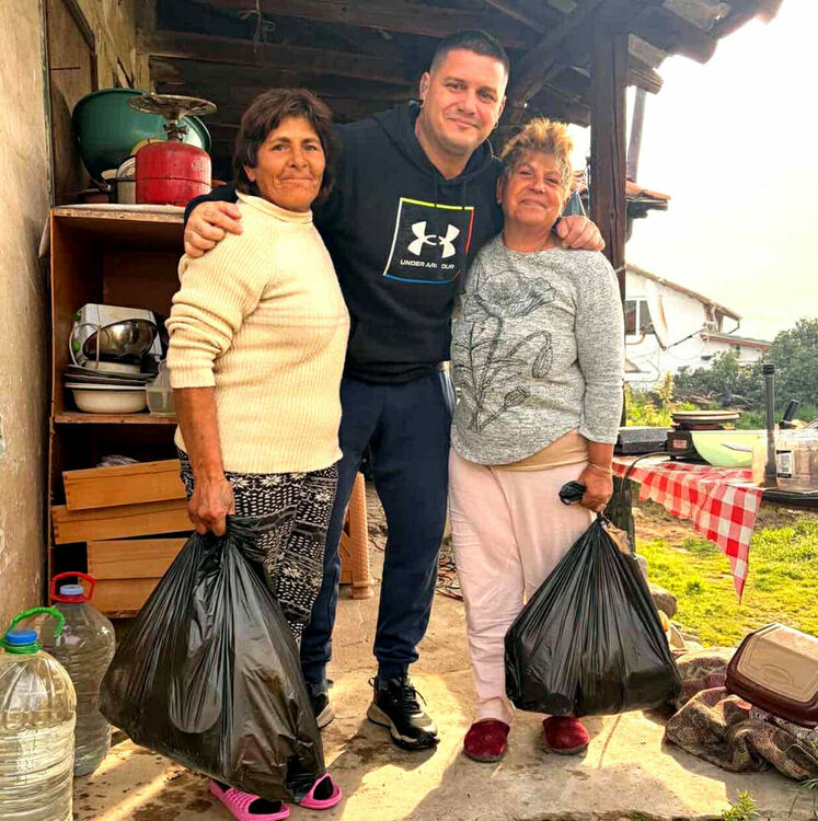 Преди Великден: Раздадоха 1 000 пакета на хора в нужда