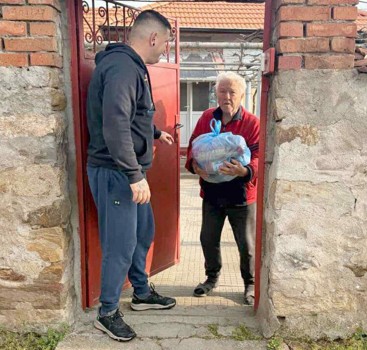 Преди Великден: Раздадоха 1 000 пакета на хора в нужда