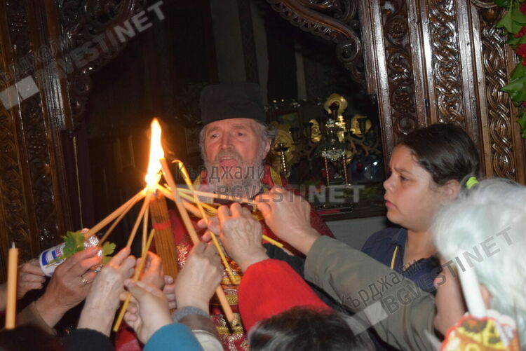 Кърджали получи Благодатен огън на Воскресение Христово от Йерусалим,бе привнесен от Гърция