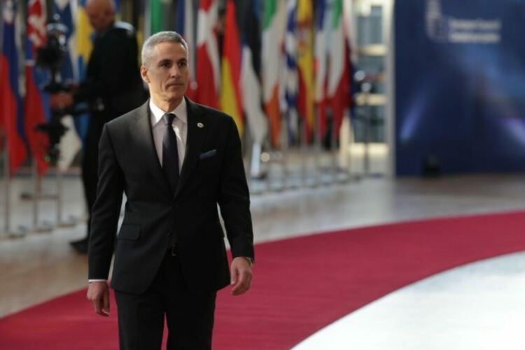 Гюров пред &bdquo;Политико&ldquo;: За пръв път служебно правителство защитава изборите, а не ги направлява