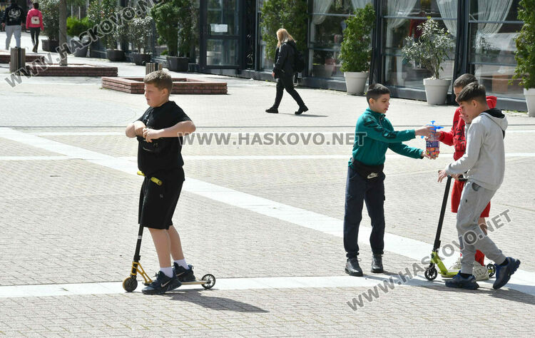 Предимно слънчево, с малко облаци