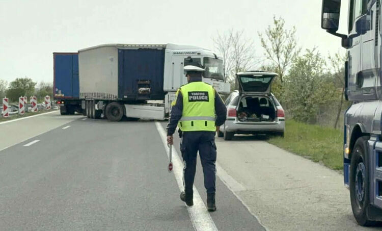 Тир аварира на АМ &bdquo;Марица&ldquo; и затвори за кратко движението