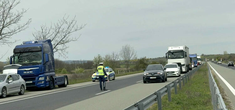 Тир аварира на АМ &bdquo;Марица&ldquo; и затвори за кратко движението