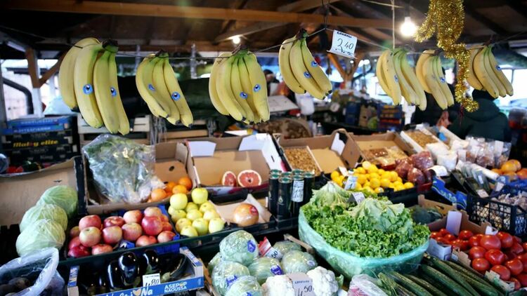 Малката потребителска кошница поскъпна с 2% за месец