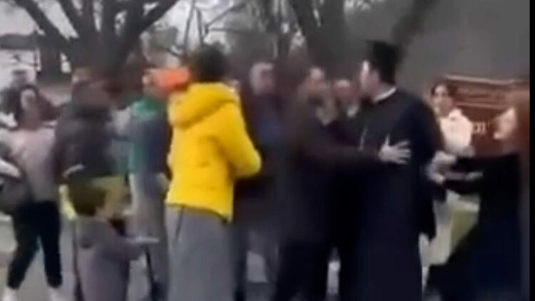 Скандал на Великден в Златоград: свещеник и миряни в хулиганско спречкване / ОБНОВЕНА/
