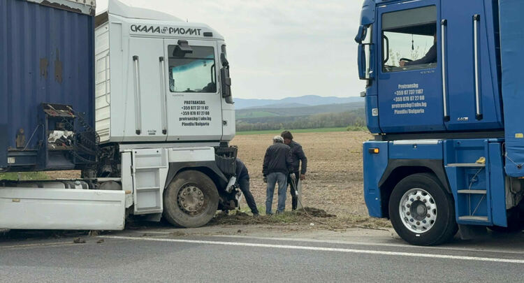 Тир аварира на АМ &bdquo;Марица&ldquo; и затвори за кратко движението