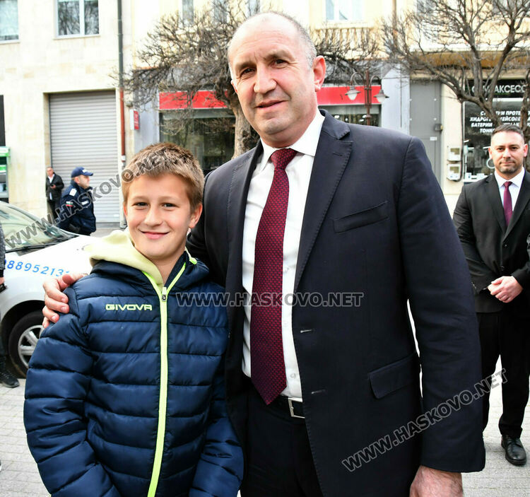 Румен Радев в Хасково: Да удавим в море от свободни гласове купения вот на изборите в неделя!