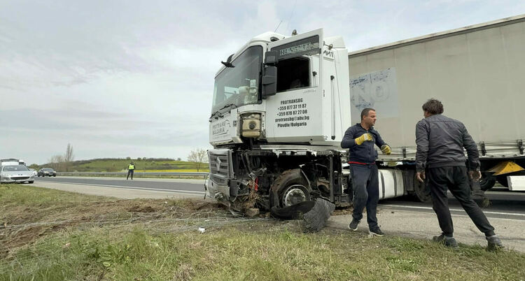 Тир аварира на АМ &bdquo;Марица&ldquo; и затвори за кратко движението