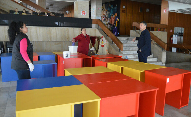 Днес в Областна администрация очакват мобилните телефони за видеонаблюдение на вота по секции