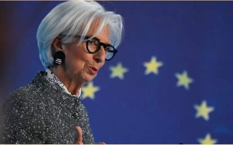 &bdquo;Изминаха 100 дни, откакто България прие еврото&ldquo;, отбеляза Кристин Лагард, президент на Европейската централна банка, в публикация в социалните мрежи на 11 април.