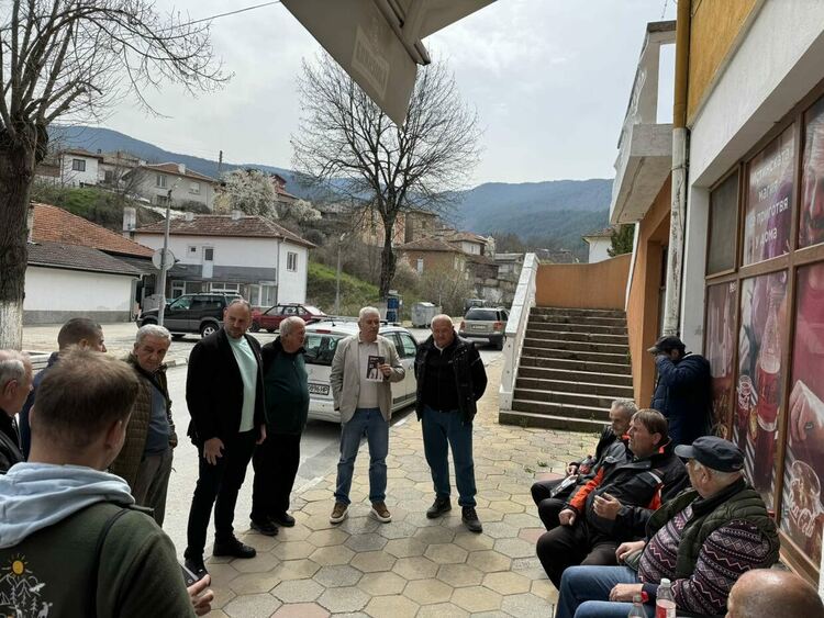 Кандидатите на &bdquo;Прогресивна България&ldquo; обещаха на жители на община Чепеларе работеща държава, справедливост и грижа за планинските райони / ГАЛЕРИЯ/