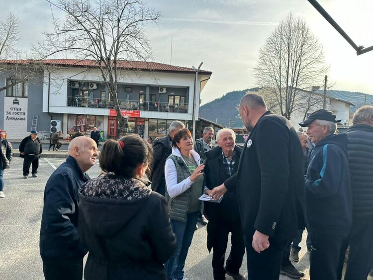 Жители на общините Смолян и Баните изразиха силна подкрепа за Румен Радев и надежда за промяна / ГАЛЕРИЯ/