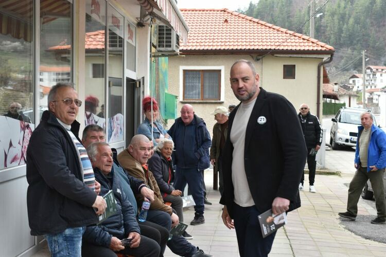 Жители на общините Смолян и Баните изразиха силна подкрепа за Румен Радев и надежда за промяна / ГАЛЕРИЯ/