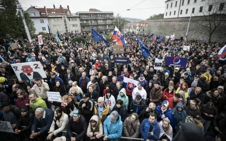 Хилядният протест пред парламента в Братислава