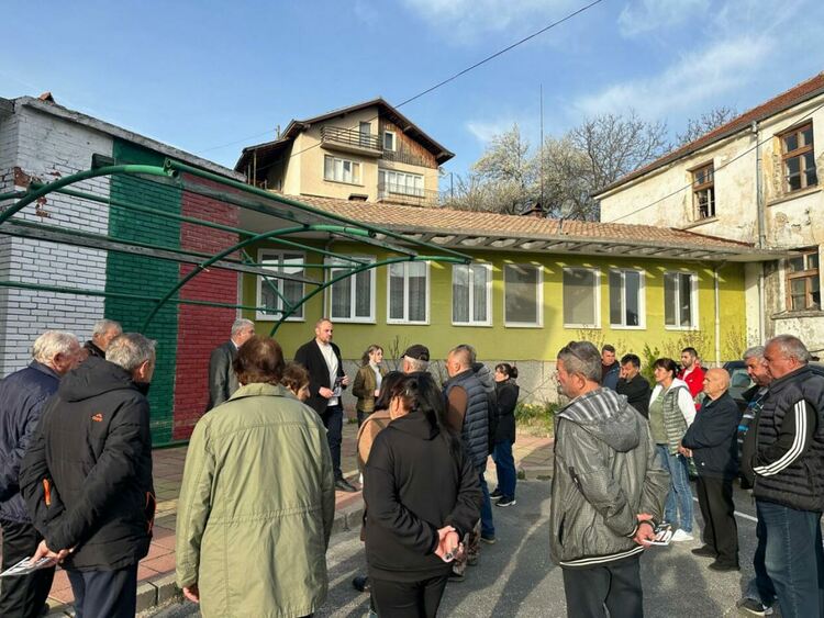 Жители на общините Смолян и Баните изразиха силна подкрепа за Румен Радев и надежда за промяна / ГАЛЕРИЯ/