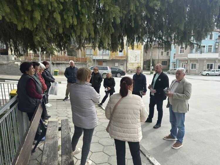 Кандидатите на &bdquo;Прогресивна България&ldquo; обещаха на жители на община Чепеларе работеща държава, справедливост и грижа за планинските райони / ГАЛЕРИЯ/