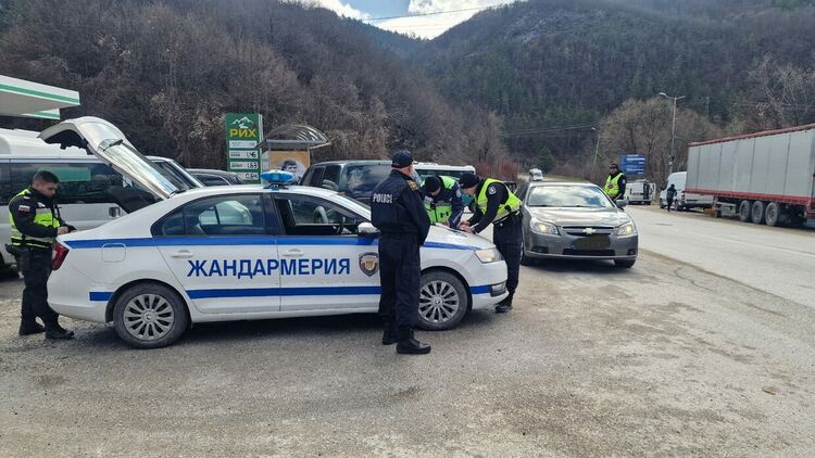 При спецакция на полицията масови проверки на заложни къщи и търговски обекти, откриха списъци с  хора и пари