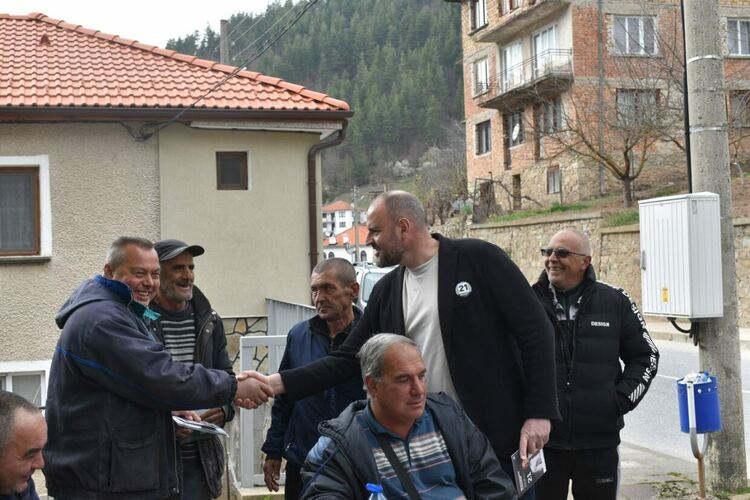 Жители на общините Смолян и Баните изразиха силна подкрепа за Румен Радев и надежда за промяна / ГАЛЕРИЯ/