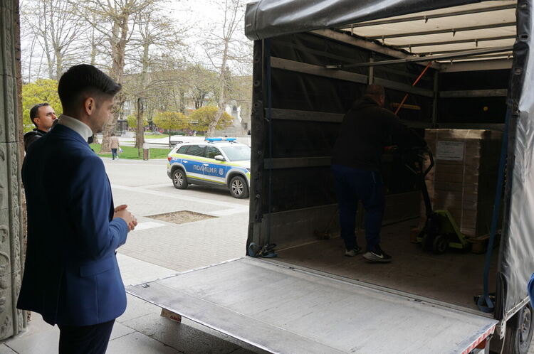 Доставиха 574 ролки със специализирана хартия за машинно гласуване в Хасково