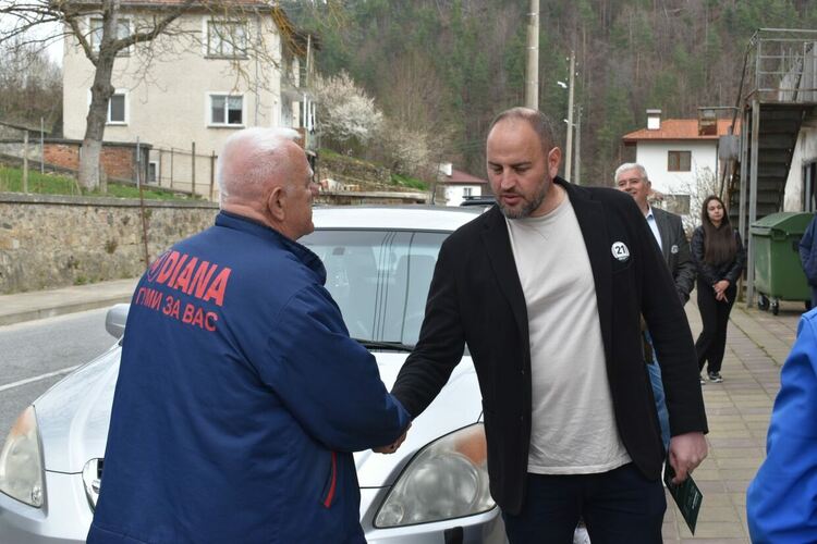 Жители на общините Смолян и Баните изразиха силна подкрепа за Румен Радев и надежда за промяна / ГАЛЕРИЯ/