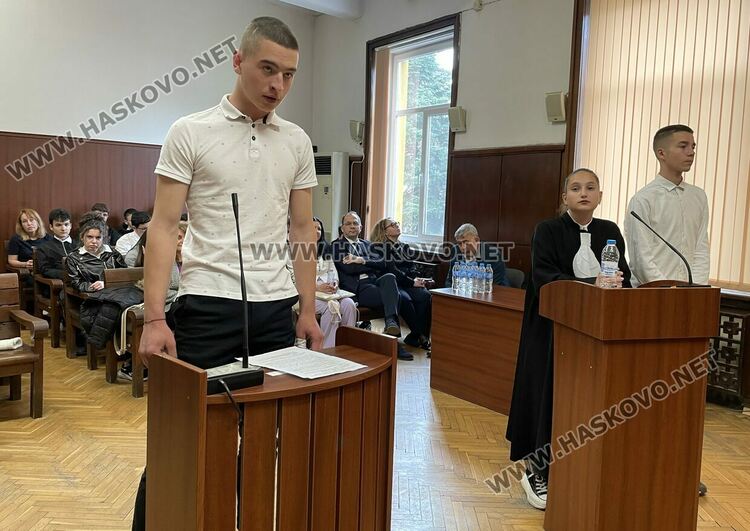Ученици от ПГДС &bdquo;Цар Иван Асен II&ldquo; поеха управлението на Съдебната палата в Хасково