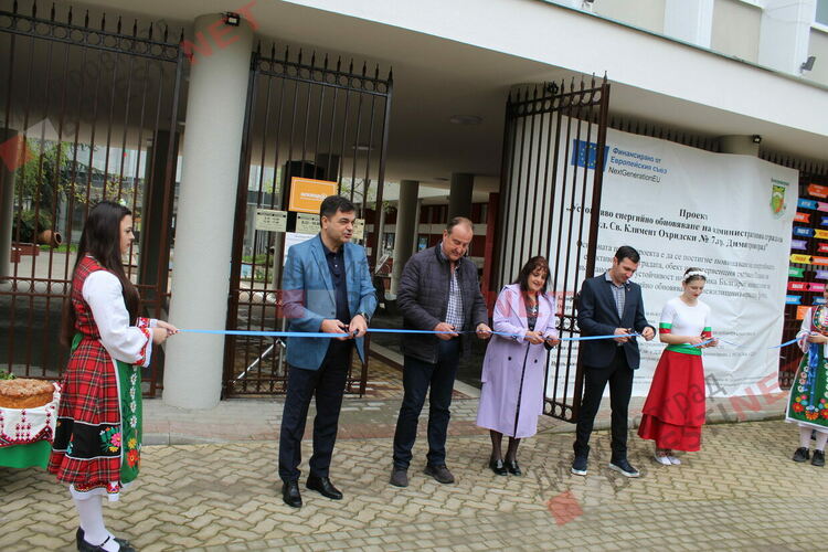 Енергийно ефективна и със собствено производство на ток: обновената административна сграда в Димитровград отвори врати