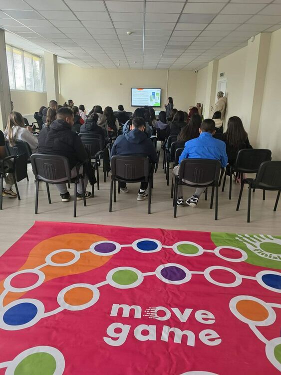 Бъдещи счетоводители и финансисти преобразяват училищния двор на ФСГ&nbsp;&ndash; Хасково с иновативната игра MoveGame