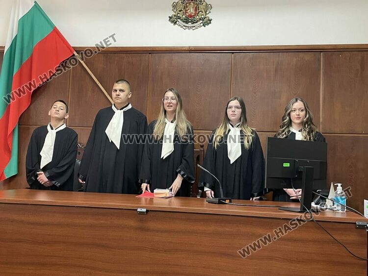 Ученици от ПГДС &bdquo;Цар Иван Асен II&ldquo; поеха управлението на Съдебната палата в Хасково
