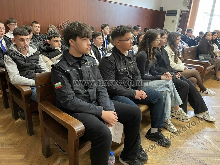 Ученици от ПГДС &bdquo;Цар Иван Асен II&ldquo; поеха управлението на Съдебната палата в Хасково