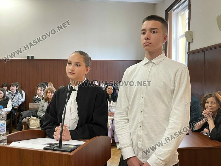 Ученици от ПГДС &bdquo;Цар Иван Асен II&ldquo; поеха управлението на Съдебната палата в Хасково