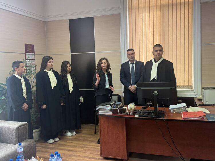Ученици от ПГДС &bdquo;Цар Иван Асен II&ldquo; поеха управлението на Съдебната палата в Хасково