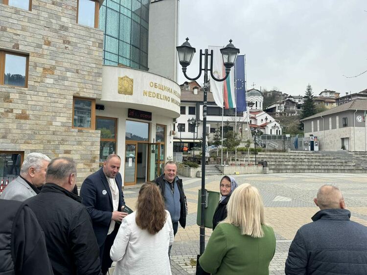 Жители на Неделино поискаха справедливост, подкрепа за поминъка и край на корупцията на среща с кандидатите на &bdquo;Прогресивна България&ldquo; от 22 МИР - Смолян