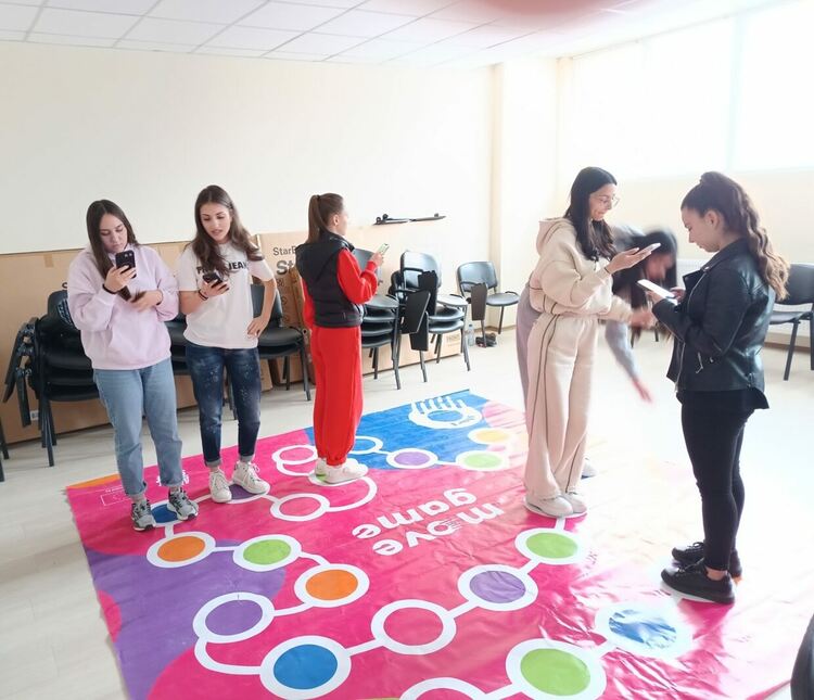 Бъдещи счетоводители и финансисти преобразяват училищния двор на ФСГ&nbsp;&ndash; Хасково с иновативната игра MoveGame