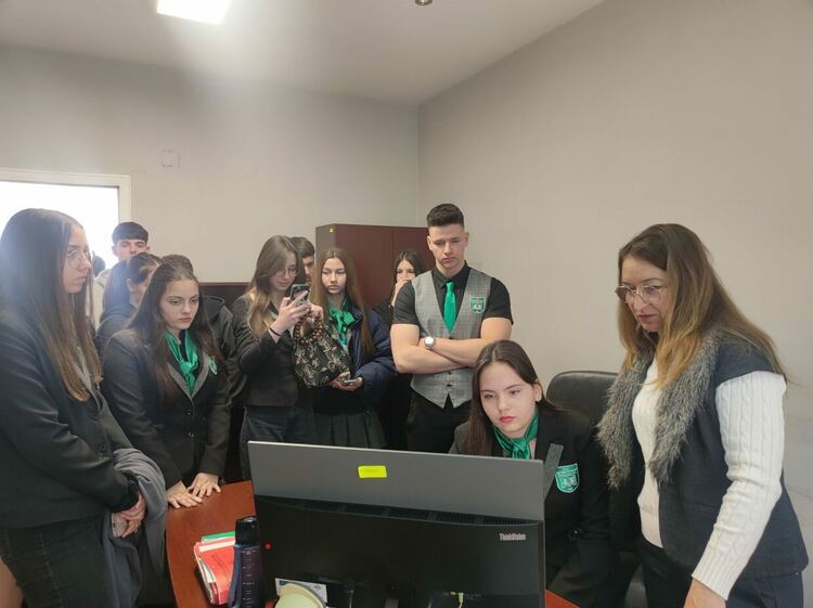 Голям интерес при младежите на Димитровград предизвика Денят на отворените врати в местната съдебна палата