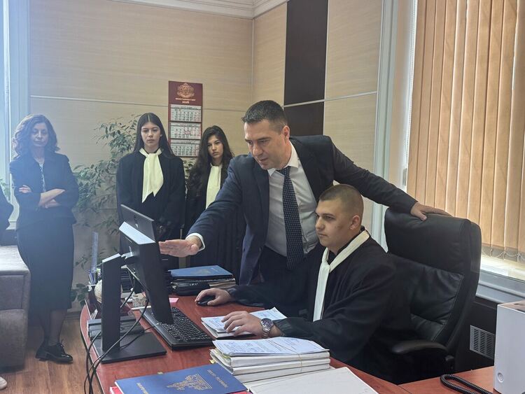 Ученици от ПГДС &bdquo;Цар Иван Асен II&ldquo; поеха управлението на Съдебната палата в Хасково