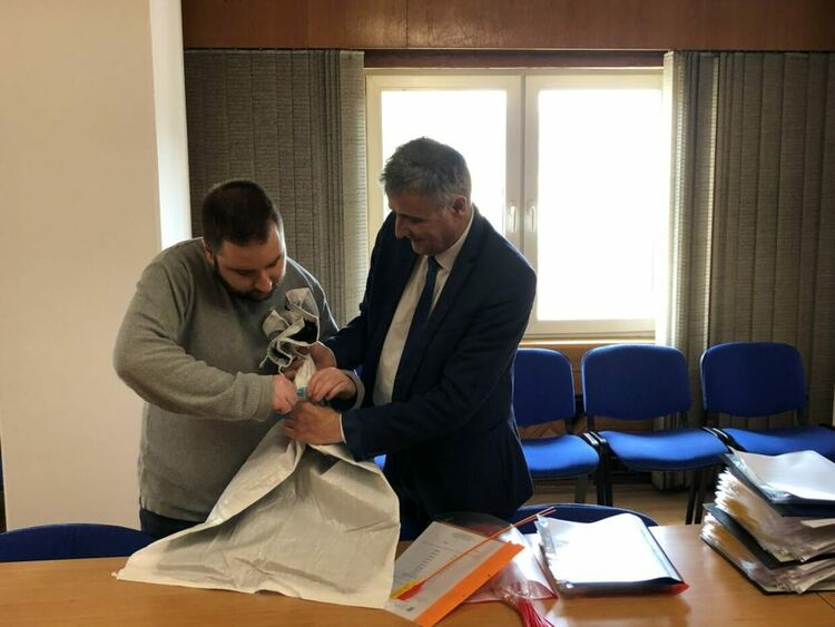 Областният управител предаде пломбите за сигурност на председателя на РИК-Смолян