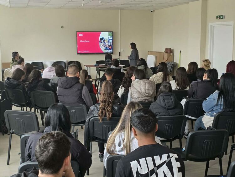 Бъдещи счетоводители и финансисти преобразяват училищния двор на ФСГ&nbsp;&ndash; Хасково с иновативната игра MoveGame