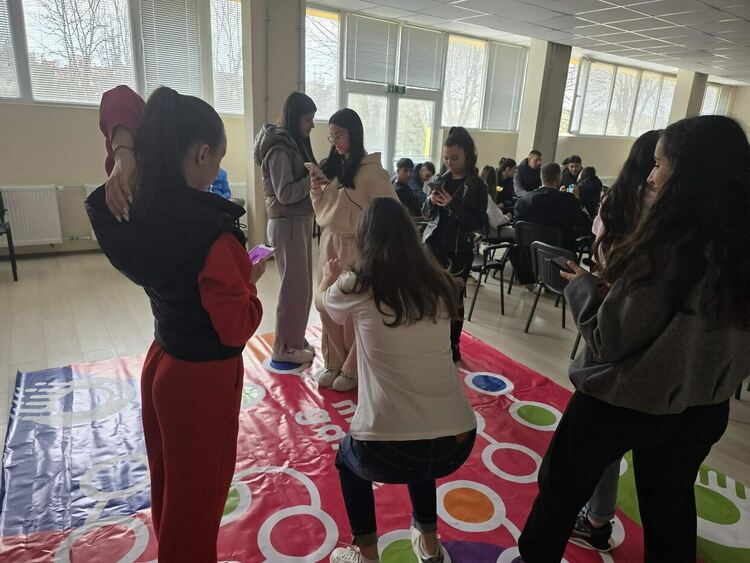 Бъдещи счетоводители и финансисти преобразяват училищния двор на ФСГ&nbsp;&ndash; Хасково с иновативната игра MoveGame