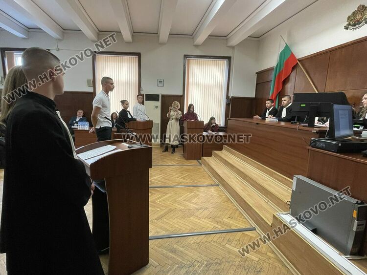 Ученици от ПГДС &bdquo;Цар Иван Асен II&ldquo; поеха управлението на Съдебната палата в Хасково