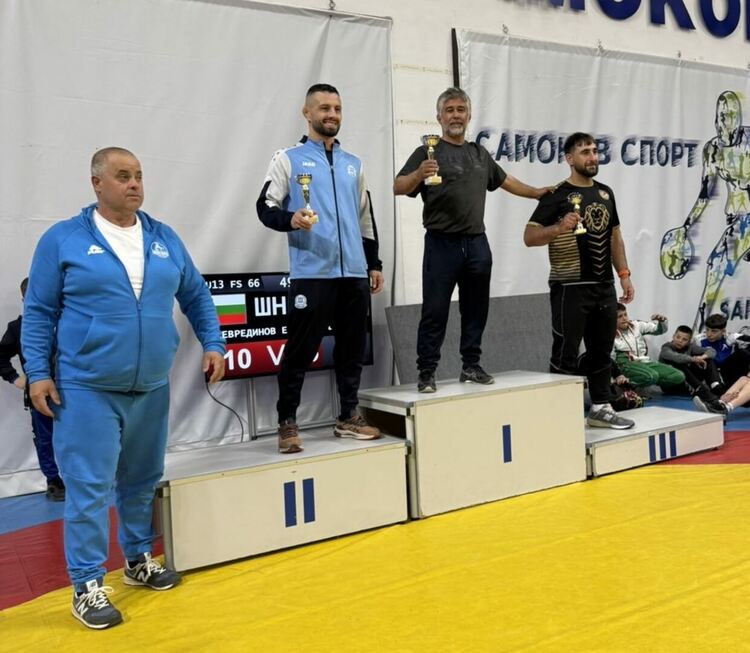 Треньорът на СКБ &ldquo;Димитровград&rdquo; Салим Салим с купата за първо място 