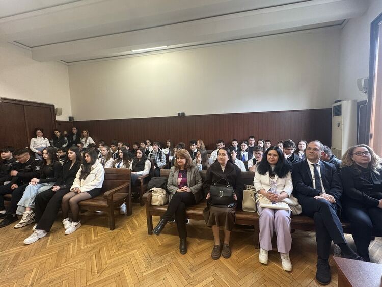 Ученици от ПГДС &bdquo;Цар Иван Асен II&ldquo; поеха управлението на Съдебната палата в Хасково