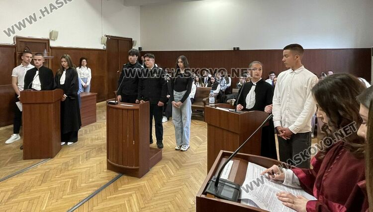 Ученици от ПГДС &bdquo;Цар Иван Асен II&ldquo; поеха управлението на Съдебната палата в Хасково