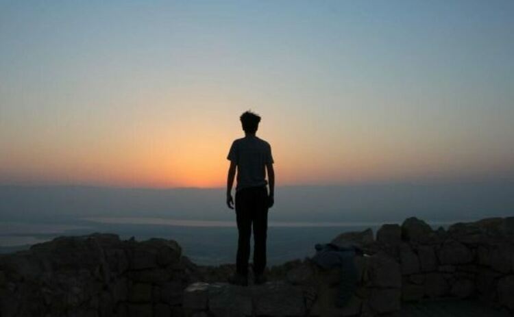 Преди няколко години се изкачих на един хълм и погледнах надолу към долината. След като повървях няколко минути, гледайки поляните и небето, възприятието ми се промени. Всичко около мен стана изключително реално. Полетата, храстите, дърветата и облаците изглеждаха по-живи, по-сложни и красиви. Чувствах се свързан с обкръжението си. Това, което бе вътре в мен, като мое собствено съзнание, бе и &bdquo;там навън&ldquo;. Сияех от щастие.