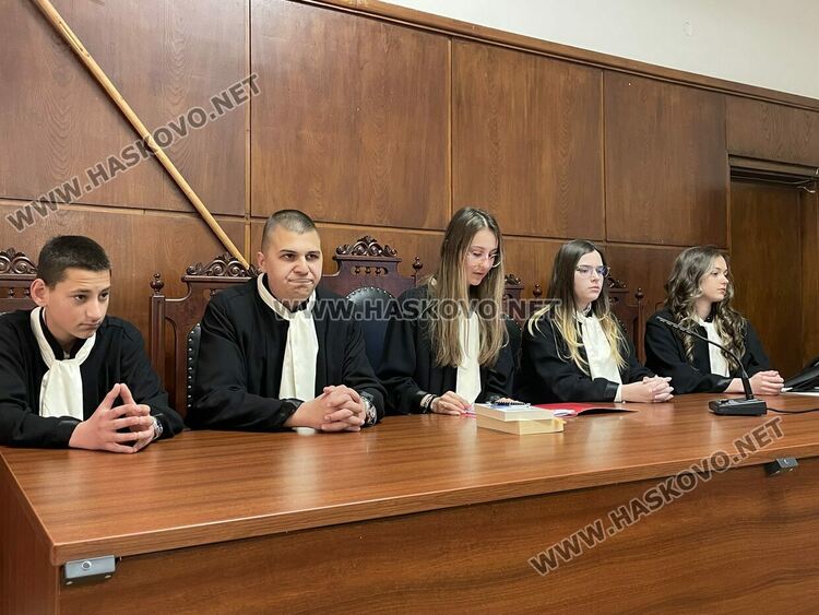 Ученици от ПГДС &bdquo;Цар Иван Асен II&ldquo; поеха управлението на Съдебната палата в Хасково